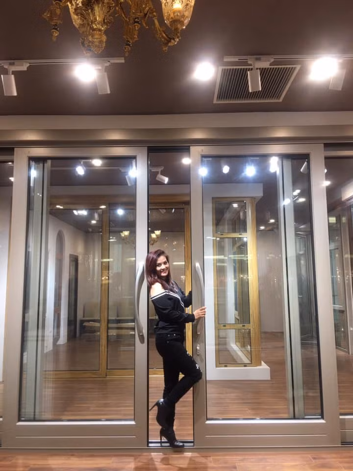 Dù lịch làm việc dày đặc nhưng Hoa Thúy vẫn xinh trẻ trung, xinh đẹp như thời thiếu nữ.