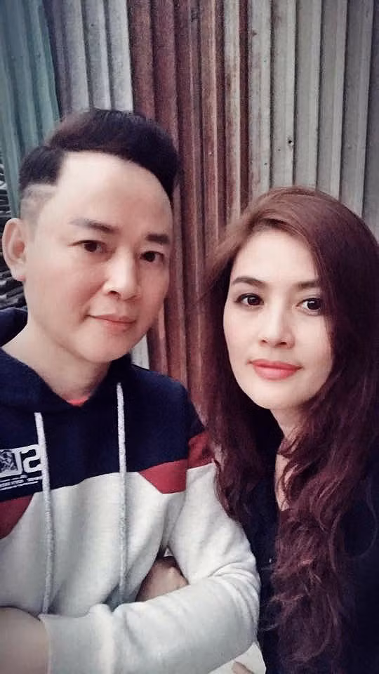 Hoa Thúy cũng từng trải qua cuộc sống hôn nhân với nam diễn viên Tùng Dương và có một con gái, năm nay 21 tuổi. Bất đồng trong cuộc sống khiến cả hai chia tay, nhưng vẫn luôn coi nhau là bạn.