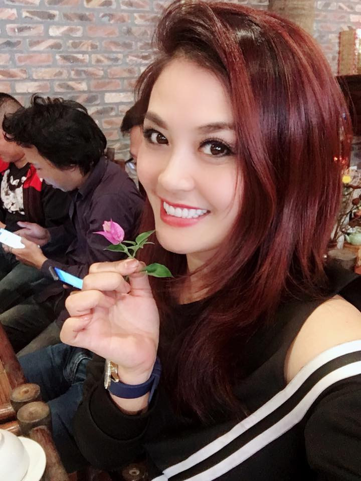 Trên trang cá nhân của mình, Hoa Thúy thường xuyên livestream về công việc và cuộc sống thường ngày với nụ cười tươi tắn.