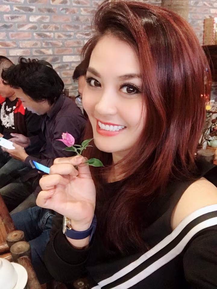 Trên trang cá nhân của mình, Hoa Thúy thường xuyên livestream về công việc và cuộc sống thường ngày với nụ cười tươi tắn.