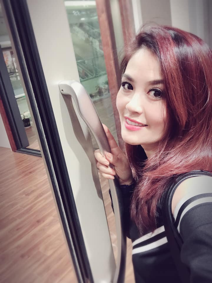 Bà mẹ 3 con bận rộn cả ngày với công việc lẫn việc chăm sóc con cái. Chị dành nhiều thời gian cho con, nhất là hai con trai đang ở lứa tuổi tiểu học.