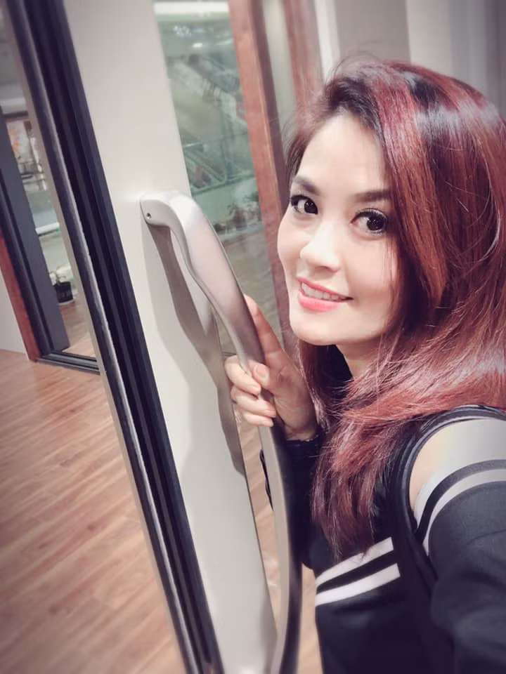 Bà mẹ 3 con bận rộn cả ngày với công việc lẫn việc chăm sóc con cái. Chị dành nhiều thời gian cho con, nhất là hai con trai đang ở lứa tuổi tiểu học.