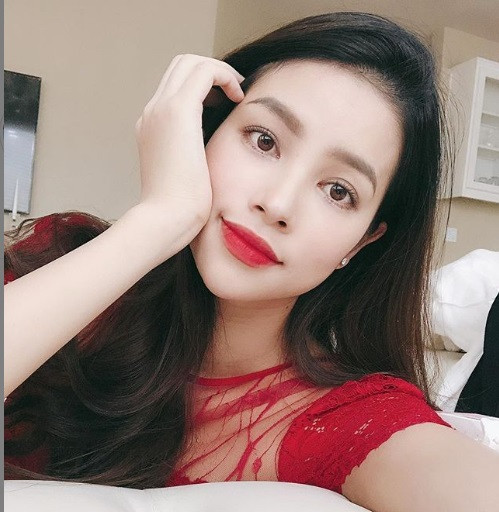 Danh tính chồng tương lai của Phạm Hương vẫn chỉ qua những lời đồn đoán và người đẹp cũng chưa từng nhắc đến hay công khai hình ảnh.