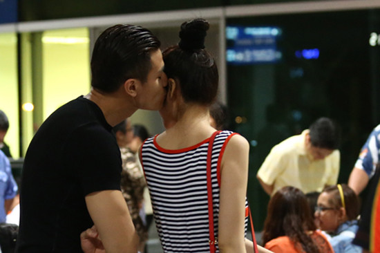 Dựa theo vóc dáng cao ráo và cách búi tóc mang "thương hiệu" của Thu Hằng, không ít fan cho rằng nam siêu mẫu đã nối lại tình xưa với người cũ sau chia tay giọng ca "Bánh trôi nước". Ảnh: Infonet.