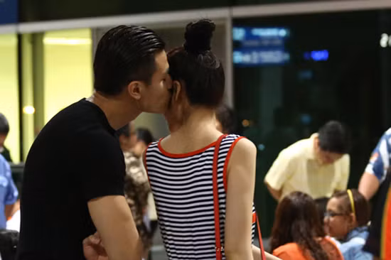 Dựa theo vóc dáng cao ráo và cách búi tóc mang "thương hiệu" của Thu Hằng, không ít fan cho rằng nam siêu mẫu đã nối lại tình xưa với người cũ sau chia tay giọng ca "Bánh trôi nước". Ảnh: Infonet.