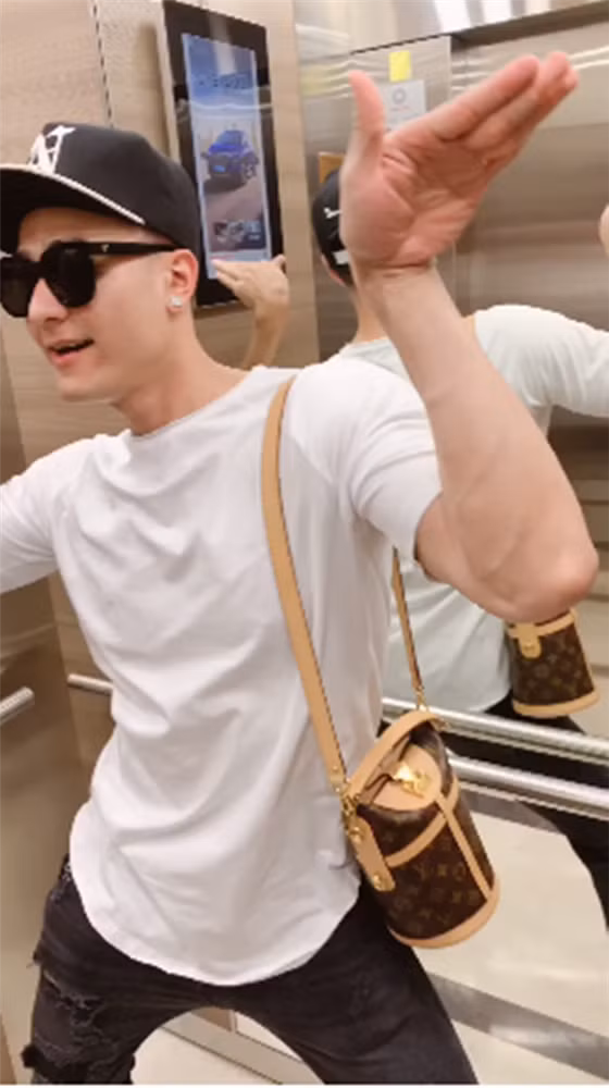  Trong một đoạn clip được nam siêu mẫu chia sẻ cách đây không lâu, người xem tinh ý nhận thấy anh đeo một chiếc túi xách nữ, và Thu Hằng cũng có một chiếc túi y hệt.