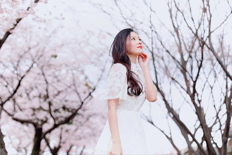 Ngoại hình xinh đẹp khiến hot girl Sài thành tỏ ra khá tự tin. Cô chia sẻ vui: "Đi dạo phố ở Đại Hàn Dân Quốc, cứ bị nhầm thành em gái Quốc Dân. Mẫu đầm mới xinh thật sự. Qua Hàn mà mấy chị gái cứ nhìn nhìn làm mình ngại ửng đỏ cả mặt".