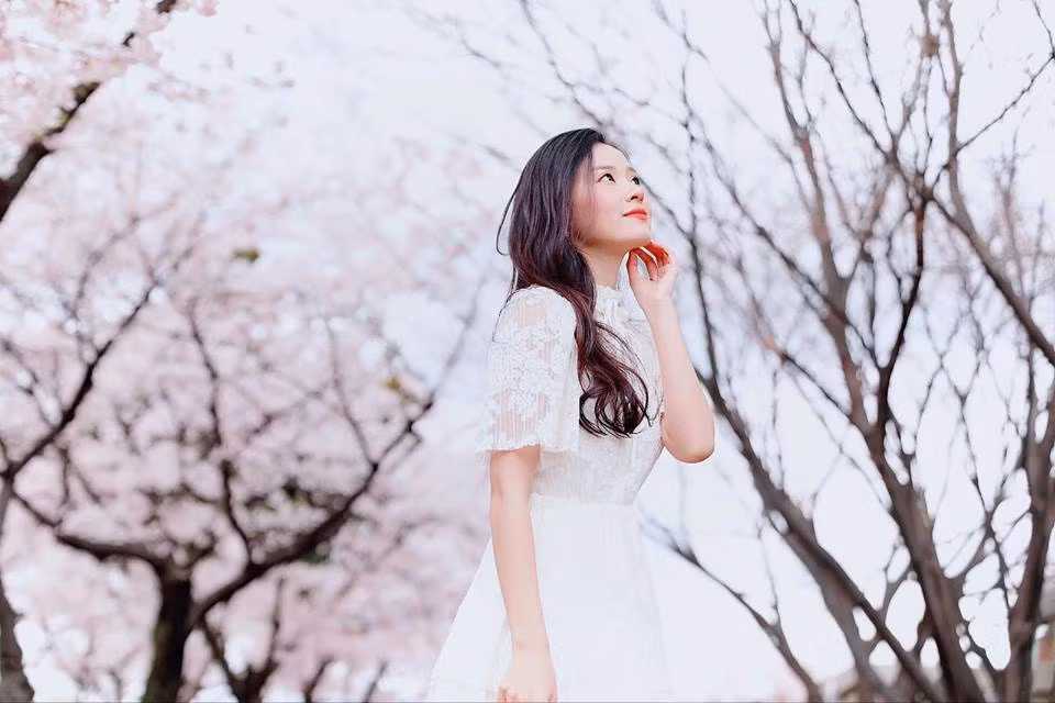 Ngoại hình xinh đẹp khiến hot girl Sài thành tỏ ra khá tự tin. Cô chia sẻ vui: "Đi dạo phố ở Đại Hàn Dân Quốc, cứ bị nhầm thành em gái Quốc Dân. Mẫu đầm mới xinh thật sự. Qua Hàn mà mấy chị gái cứ nhìn nhìn làm mình ngại ửng đỏ cả mặt".