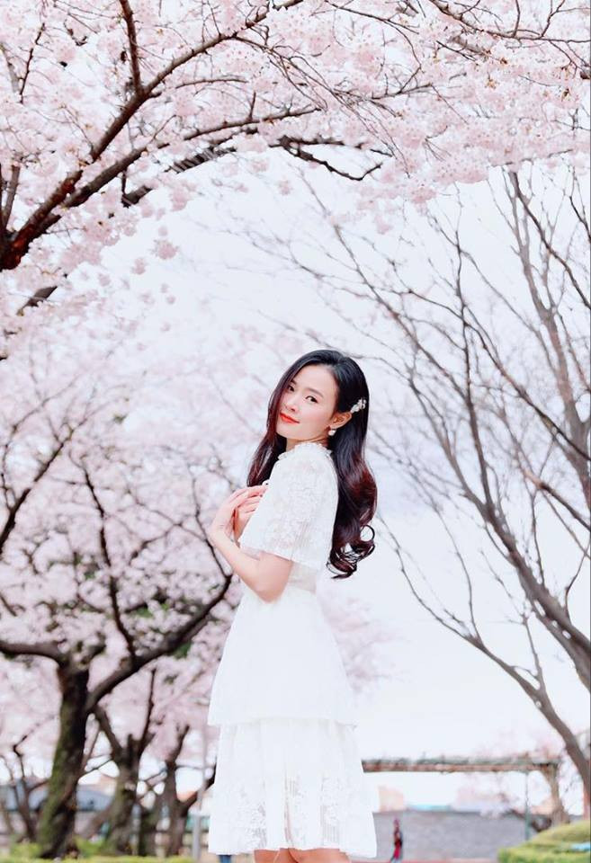 Vẻ đẹp tin khôi của nàng hot girl càng được tôn lên dưới tán những cây hoa anh đào nở rộ đẹp mê lòng người.