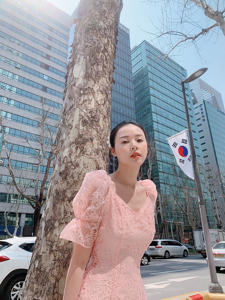 Sau mối tình đổ vỡ với Phan Thành, Midu kín đáo hơn trong chuyện tình cảm. Dù vướng tin đồn đã có người yêu nhưng cô vẫn luôn giữ im lặng.