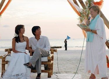 Những tưởng nữ MC sẽ đi đến cuối cuộc đời với tri âm tri kỷ của mình, nhưng cuộc hôn nhân ấy cũng chỉ kéo dài được 4 năm. Sau 2 năm ly hôn, Trịnh Hội tái hôn với người vợ trẻ xinh đẹp tên là Mai Thy.