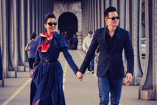 Nỗi buồn rồi cũng qua đi, nữ MC sinh năm 1965 nhanh chóng tìm được niềm vui bên cạnh David Duy Hân, người đàn ông kém cô 8 tuổi, đẹp trai, phong độ và ga lăng.