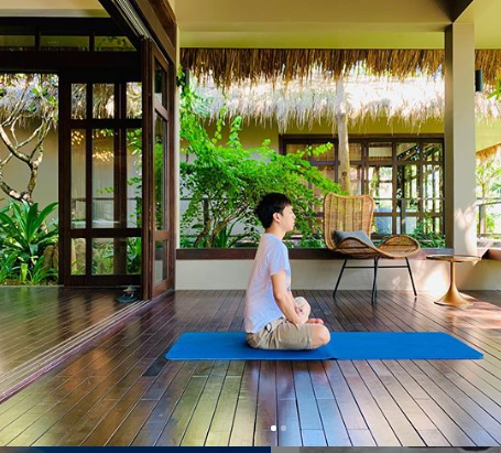 Không lâu sau đó, Bảo Anh "chữa cháy" bằng một dòng chú thích khác: Trúc xinh trúc đứng một mình. Em xinh em cũng một mình hoài nha em". Tuy vậy đúng thời điểm này, Bảo Anh và Hồ Quang Hiếu lại vướng nghi vấn đang đi du lịch cùng nhau.