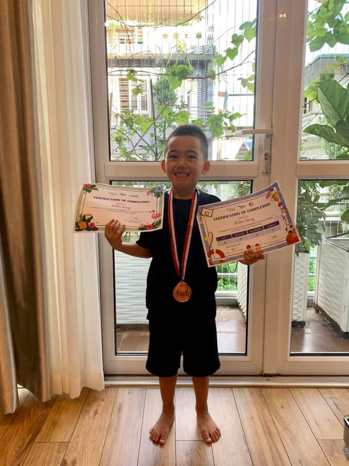 Không chỉ được trải nghiệm những thú vui vương giả, con trai Ngọc Thạch còn được tận hưởng dịch vụ chăm sóc y tế hàng đầu. Siêu mẫu từng đưa Ricky sang một bệnh viện nổi tiếng ở Singapore để tiêm phòng.