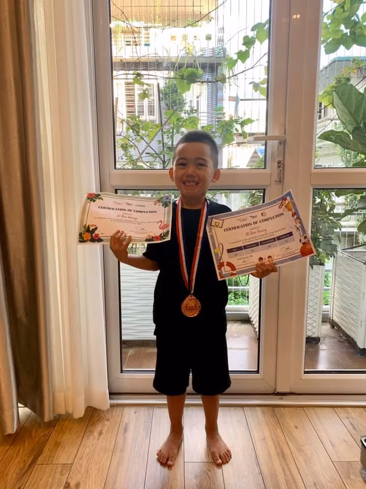 Không chỉ được trải nghiệm những thú vui vương giả, con trai Ngọc Thạch còn được tận hưởng dịch vụ chăm sóc y tế hàng đầu. Siêu mẫu từng đưa Ricky sang một bệnh viện nổi tiếng ở Singapore để tiêm phòng.