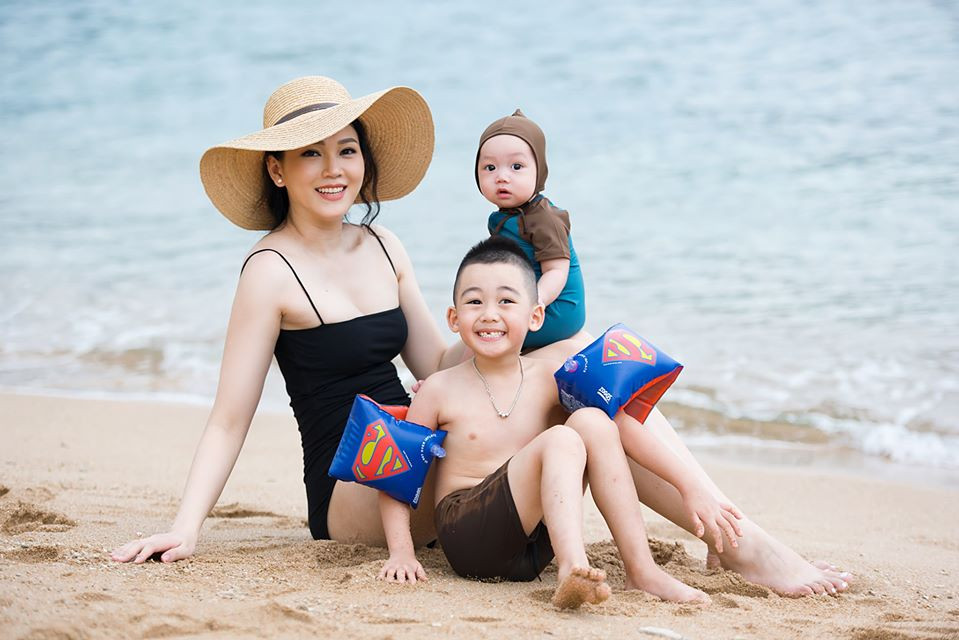 Cậu cả nhà siêu mẫu Ngọc Thạch tên Ricky chào đời ngày 1/4/2015 và cậu quý tử thứ 2 tên Owin, sinh ngày 24/3 vừa qua.