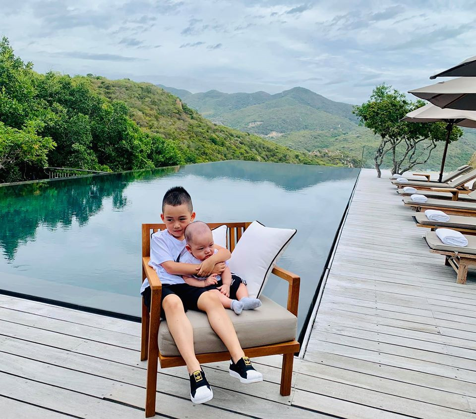 Có mẹ là siêu mẫu, bố là con trai của một “danh gia vọng tộc” ở Hà Nội nên Ricky và Owin có cuộc sống sung sướng từ trong trứng nước.