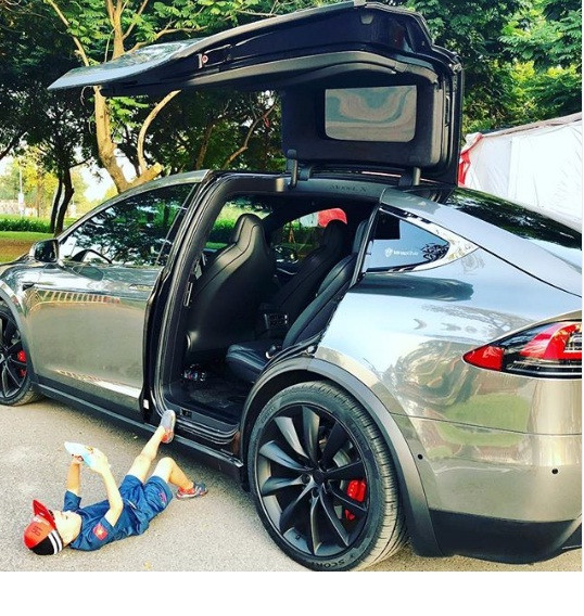 Ricky "khoe khéo" siêu xe giúp bố khiến ai nấy đều xuýt xoa vì độ giàu có của gia đình Ngọc Thạch.