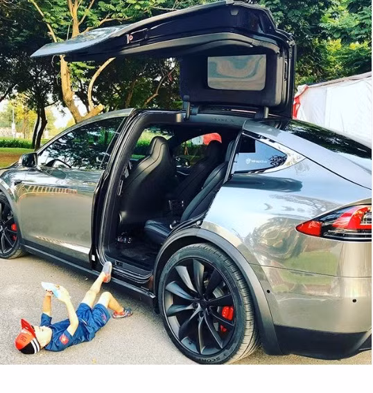 Ricky "khoe khéo" siêu xe giúp bố khiến ai nấy đều xuýt xoa vì độ giàu có của gia đình Ngọc Thạch.