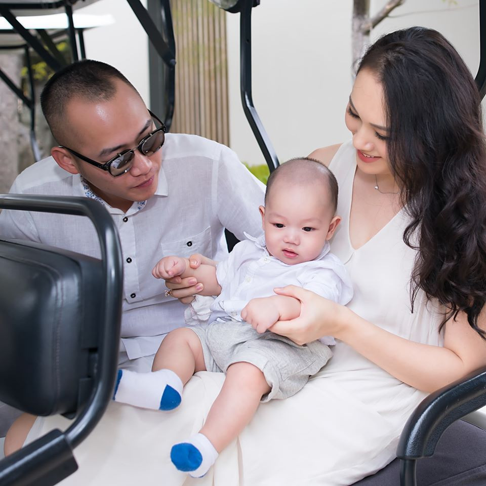 Cậu ấm thứ hai nhà Ngọc Thạch cũng có cuộc sống sung sướng từ trong trứng nước như cậu cả khi thường xuyên được bố mẹ cho đi du lịch sang chảnh, diện đồ đắt tiền...