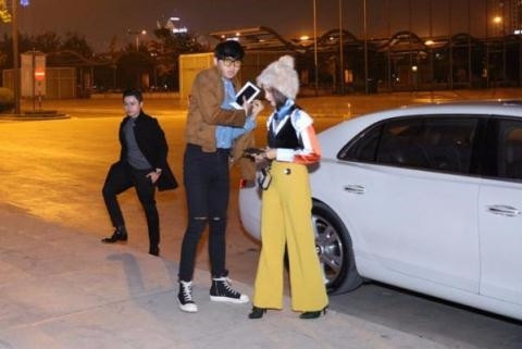 Sau khi khoe "em gái kết nghĩa" không lâu, hình ảnh chàng thiếu gia Sài thành lái siêu xe đưa hot girl Sa Lim đến tham dự sự kiện Vietnam International Fashion Week 2016 nhanh chóng làm dấy lên nghi vấn anh đã có người yêu mới.