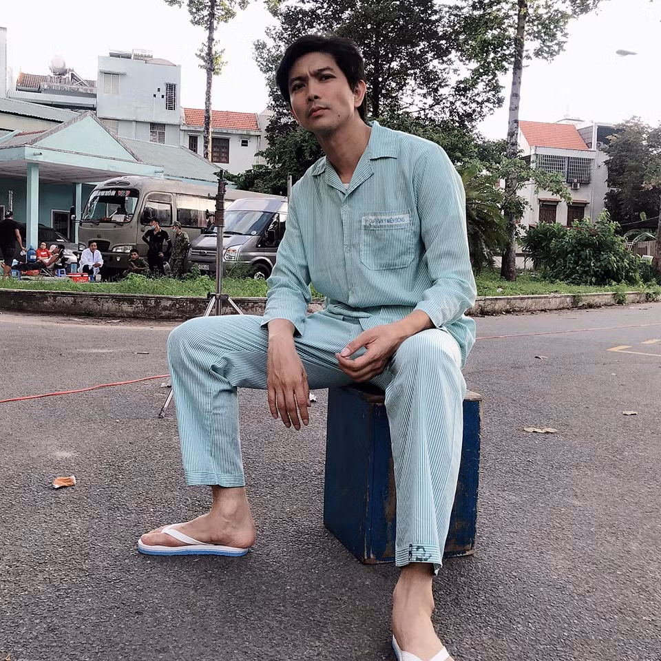 Ngoài tạo hình cho sản phẩm mới, lịch quay dày đặc từ sáng đến khuya cũng là một phần lý do khiến nam ca sĩ Tim trông tiều tụy, gầy đi trông thấy.