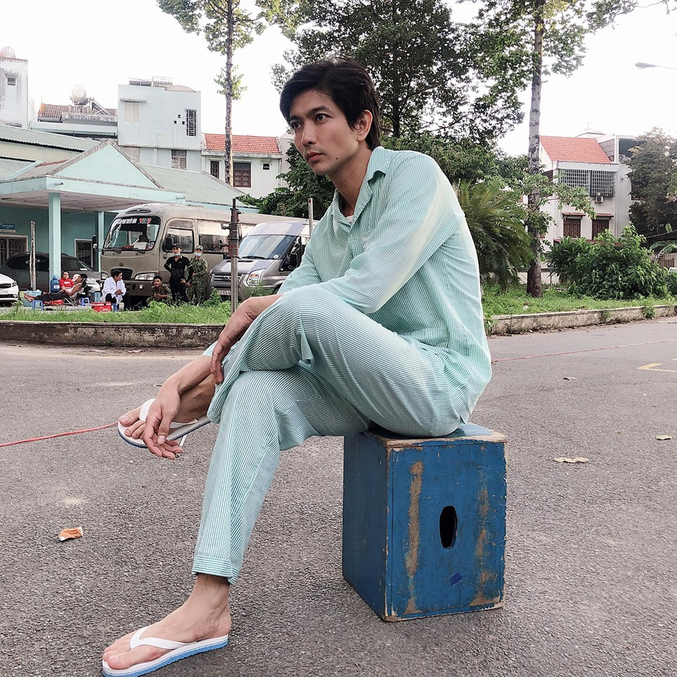 "Tôi đang điều trị căn bệnh "cute hết chổ nói" tại bệnh viện của những con bệnh ảo mộng. Thăm tôi vào khung giờ 00h00 đến 24h00 nhé", Tim chia sẻ về tạo hình nhân vật mới của mình.