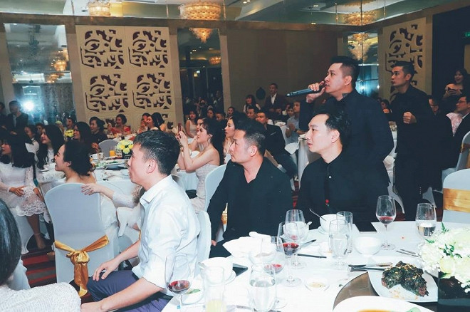 Tuấn Hưng, Bằng Kiều, Tú Dưa, MC Thành Trung đang dự tiệc vẫn theo dõi trận đấu.