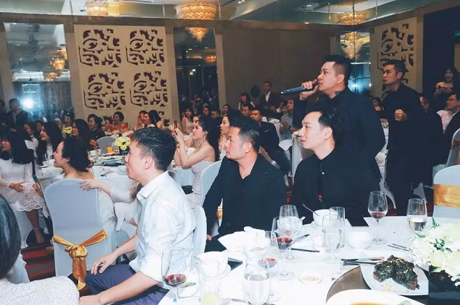 Tuấn Hưng, Bằng Kiều, Tú Dưa, MC Thành Trung đang dự tiệc vẫn theo dõi trận đấu.