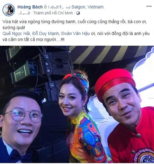 Hoàng Bách vừa hát vừa ngóng từng đường banh. Nam ca sĩ nhờ Quế Ngọc Hải, Duy Mạnh, Đoàn Văn Hậu nhắn nhủ rằng: "Nói với đồng đội là anh yêu và cảm ơn tất cả mọi người".