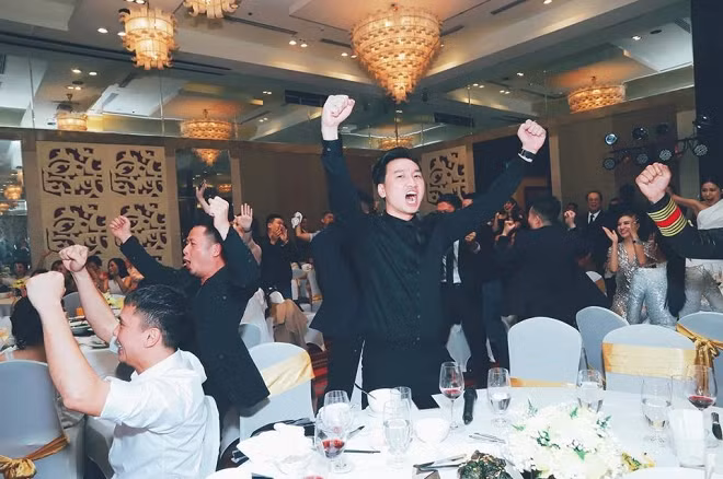 Hét lên vì vui mừng khi Việt Nam thắng Jordan.