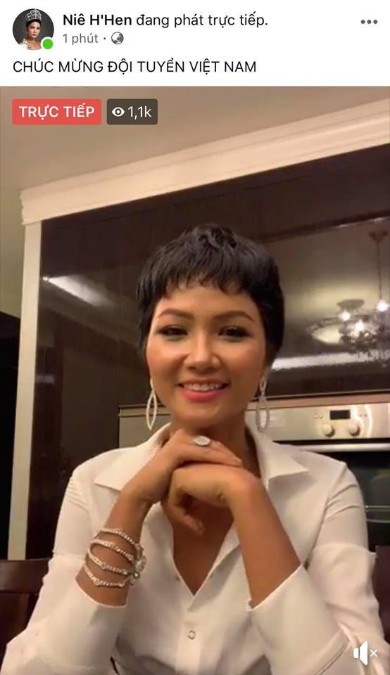 Hoa hậu H'Hen Niê mừng chiến thắng của tuyển Việt Nam và hứa hẹn sẽ cùng các cổ động viên đi bão bằng xe đạp.