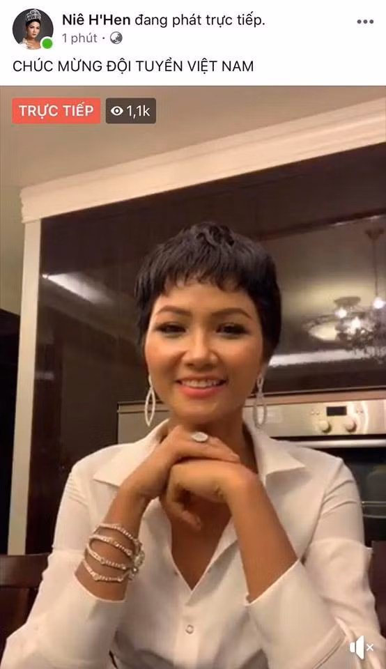 Hoa hậu H'Hen Niê mừng chiến thắng của tuyển Việt Nam và hứa hẹn sẽ cùng các cổ động viên đi bão bằng xe đạp.