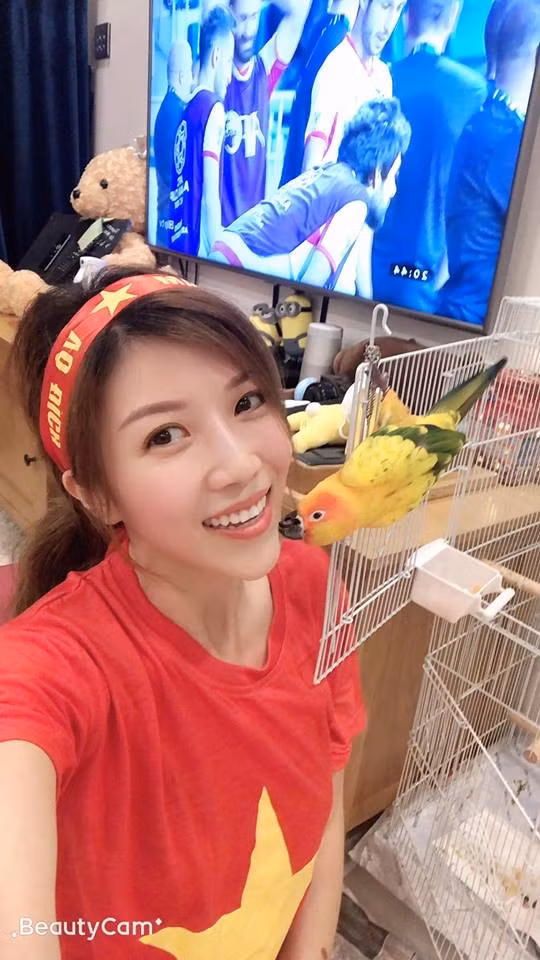 Trang Pháp viết: "Việt Nam ơi! Tuyệt vời quá Việt Nam ơi! Hãy thả tim cho đội Việt Nam cả nhà ơi! Không có đỉnh cao nào là không thể! Các bạn đã lại một lần nữa làm được điều không tưởng".