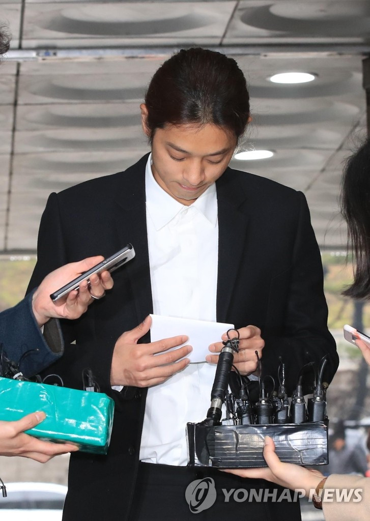 CNN đưa tin, nam thần tượng xứ Hàn cũng gửi lời xin lỗi đến các nạn nhân: "Tôi cúi đầu xin lỗi các cô gái là nạn nhân từ những sai lầm mà tôi gây ra". Ngôi sao 30 tuổi cam kết sẽ thành khẩn hợp tác với cảnh sát và "dành phần đời còn lại để ăn năn về tội lỗi của mình". Ảnh: YONHAP NEWS.