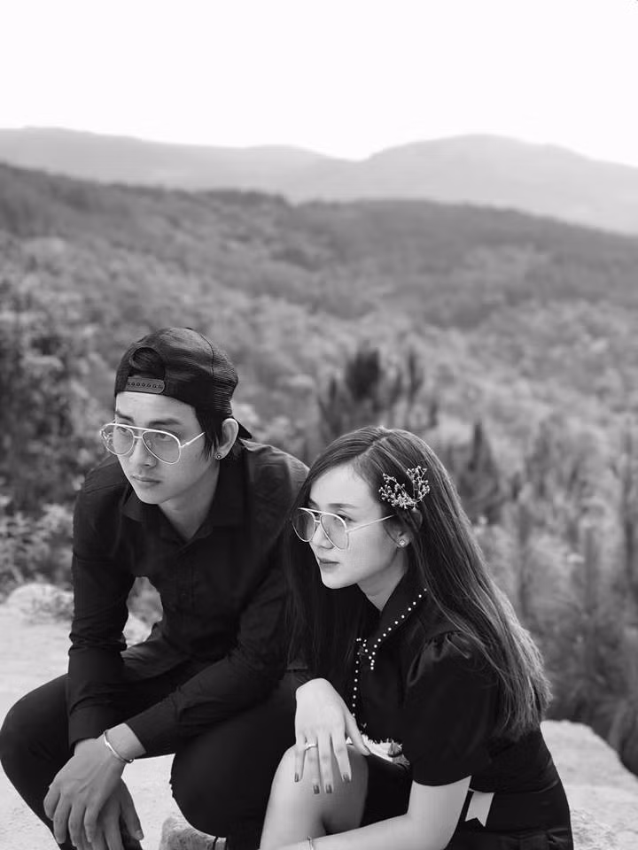 Loạt ảnh mới nhất của Hoài Lâm bên người yêu Bảo Ngọc - cháu gái NSƯT Bảo Quốc được xem là lần công khai xuất hiện đầu tiên của nam ca sĩ sau khi tuyên bố nghỉ hát 2 năm từ tháng 10/2018.