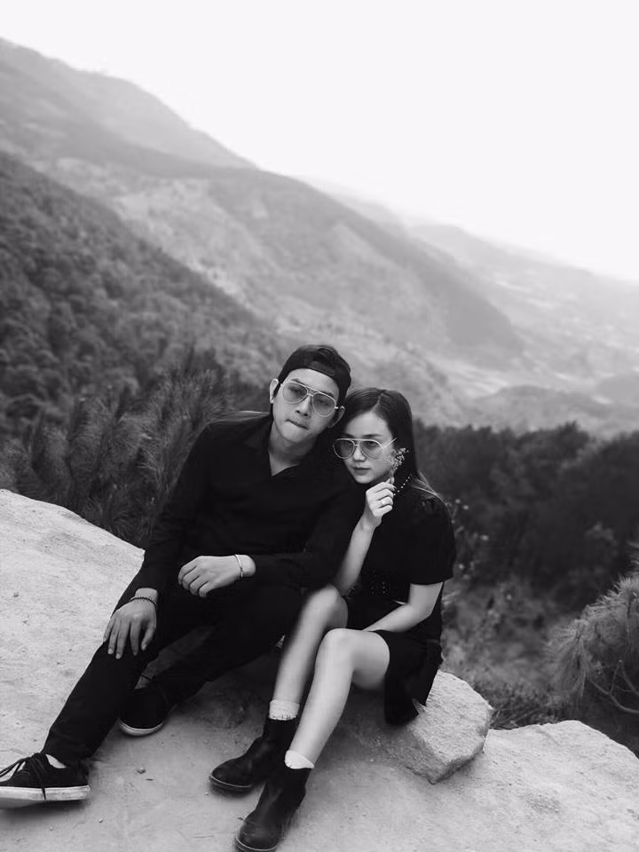 Yêu là phải biết giữ, nhưng giữ ở đây không có nghĩa là trói buộc. Giữ không phải là lúc nào cũng ngọt ngào với nhau, giữ cũng chẳng phải là lúc nào cũng nói "em yêu anh", "anh yêu em"... Mà chính là làm cho người ấy hạnh phúc, để dù người đó có đi đâu cũng luôn nghĩ về mình. Là lúc cãi nhau cũng thấy được hạnh phúc quan trọng hơn, để rồi cùng nhau giải quyết một cách êm dịu nhất. Và quan trọng là... không cần nói gì nhưng họ vẫn biết mình yêu họ đến dường nào!"