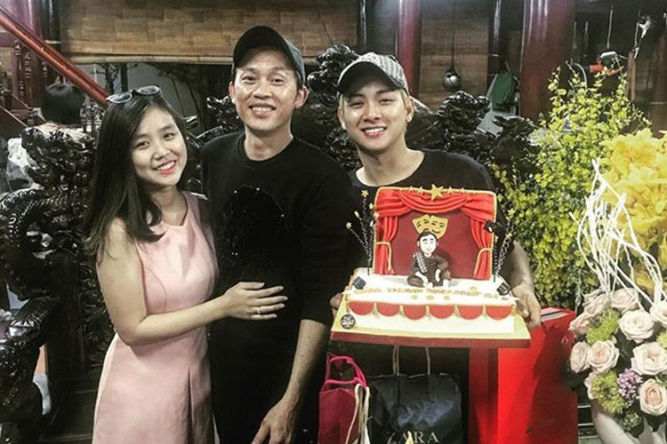 Được biết, Hoài Lâm và Bảo Ngọc đã có 8 năm bên nhau. Mối tình tuổi teen khiến họ phải đối mặt với nhiều sóng gió. Nam ca sĩ bị đồn là để chuyện tình cảm ảnh hưởng đến sự nghiệp.