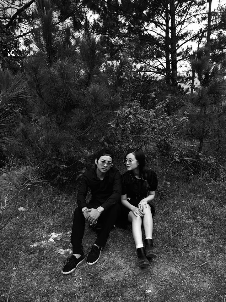 Bạn gái nam ca sĩ viết: "Chẳng ai sinh ra mà đã hợp nhau. Một chút nhường nhịn, một chút chịu đựng, thêm một chút nhẫn nại và có một chút hi sinh vì nhau... thì tình yêu mới bền vững. Còn nếu bạn không làm gì cả mà chỉ ngồi đó để chờ đợi một ai đó “xứng đáng” với mình, chắc là bạn sẽ đợi đến hết đời. Sự thay đổi của mỗi người là hình ảnh phản chiếu của tình yêu mà họ nhận được.