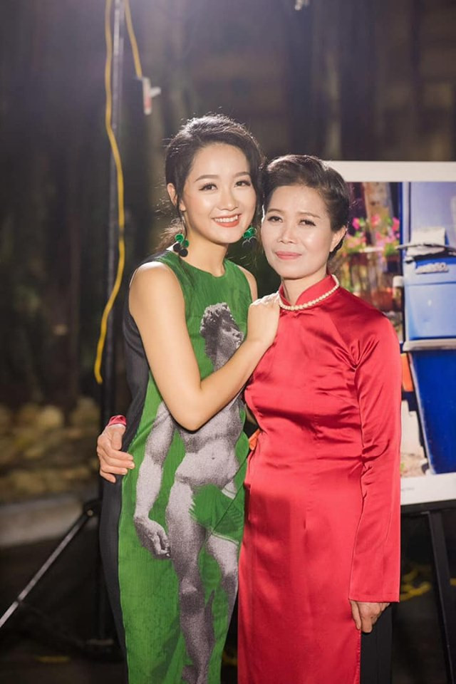 Cô được thừa hưởng nhiều nét đẹp từ mẹ. Ảnh: FBNV.