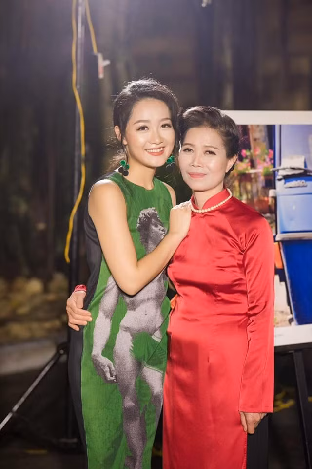 Cô được thừa hưởng nhiều nét đẹp từ mẹ. Ảnh: FBNV.