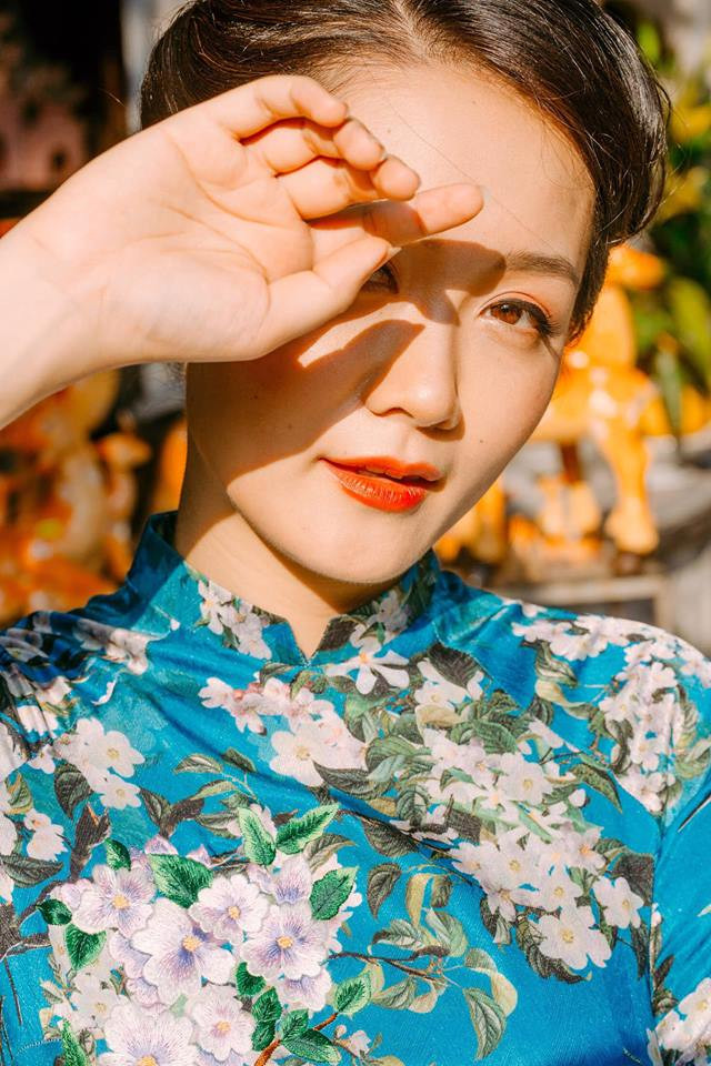 Thu Hà thường xuyên thực hiện bộ ảnh mặc áo dài, tôn lên vẻ đẹp dịu dàng làm nao lòng người.