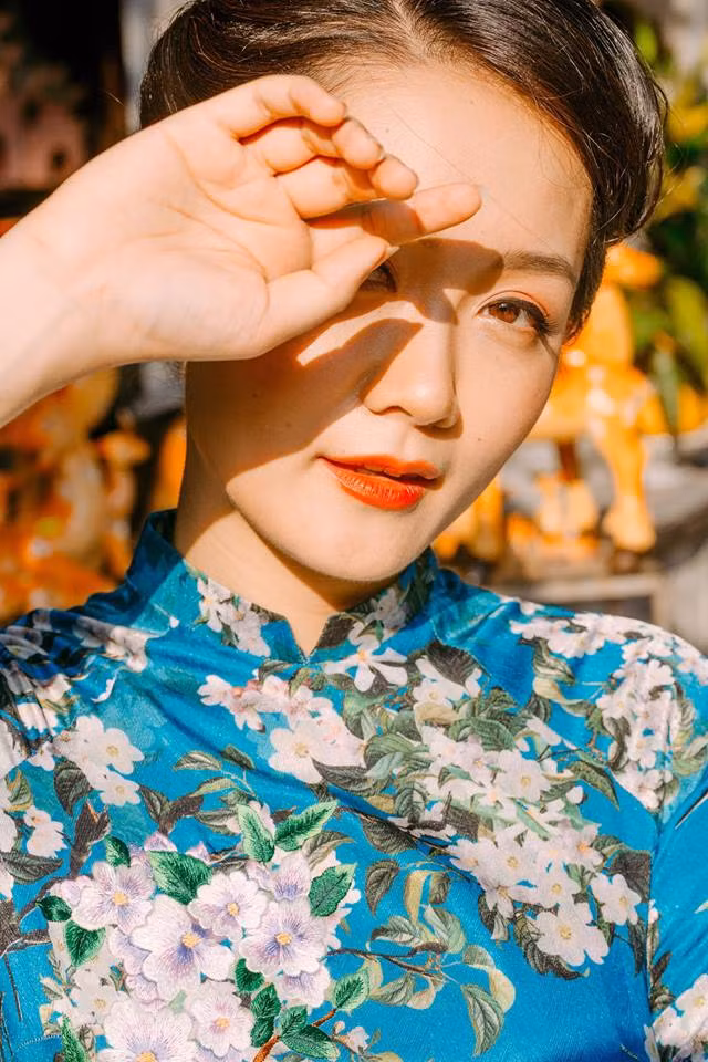 Thu Hà thường xuyên thực hiện bộ ảnh mặc áo dài, tôn lên vẻ đẹp dịu dàng làm nao lòng người.