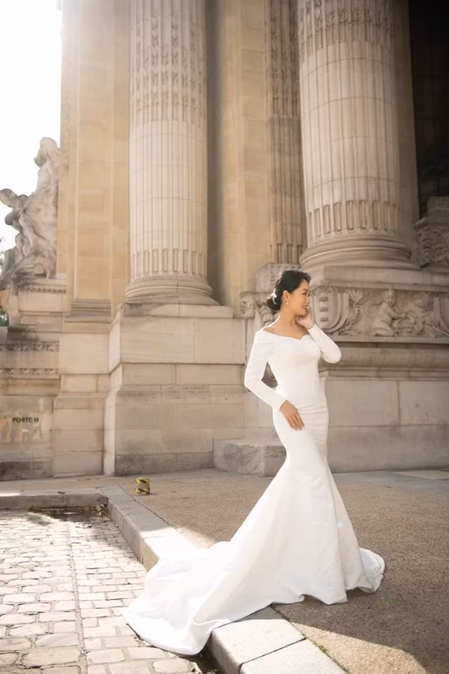 Thông tin BTV Thu Hà sắp lên xe hoa chỉ được tiết lộ khi một người bạn chia sẻ bức ảnh cưới của cô lên trang cá nhân. Ở tuổi 31, dù sắp "theo chồng bỏ cuộc chơi" nhưng nữ BTV vẫn trẻ trung, xinh đẹp hút hồn.