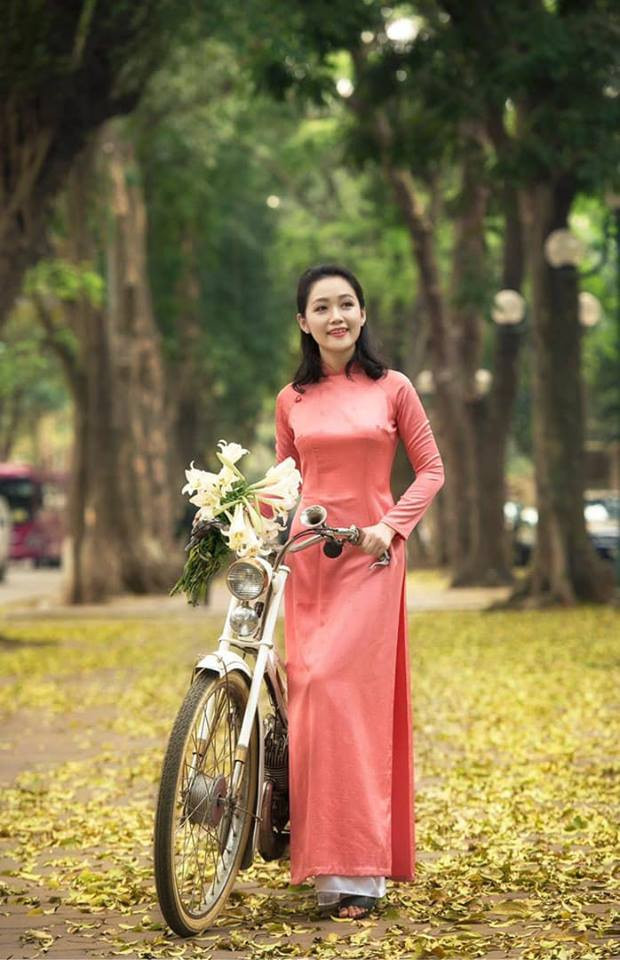 Ngoài lối dẫn chuyên nghiệp, nữ "BTV thời sự trẻ nhất VTV" còn gây ấn tượng bởi vẻ dịu dàng, gương mặt xinh đẹp cùng nụ cười răng khểnh cực duyên.