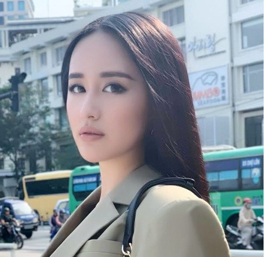 Mỗi bức hình được nàng hậu chia sẻ lên trang cá nhân đều nhận được lượt "like khủng" vì quá nóng bỏng.