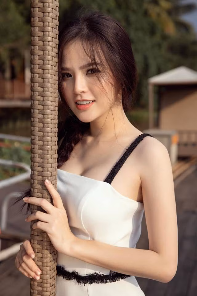 Tốt nghiệp chuyên ngành du lịch nhưng người đẹp sinh năm 1988 tại Hải Phòng lại quyết theo đuổi con đường nghệ thuật.