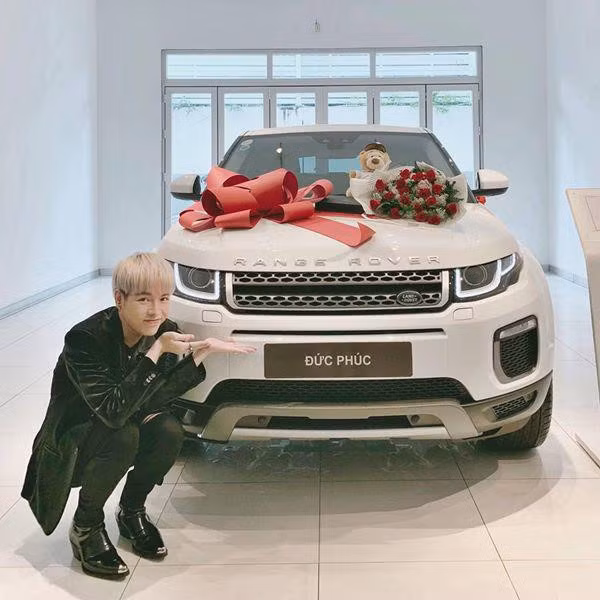 Giữa năm 2018, Đức Phúc còn tự sắm được cả xe tiền tỷ sau hơn 1 năm chạy show miệt mài.