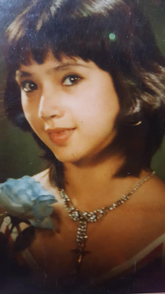 Nữ nghệ sĩ đẹp hút hồn với đôi mắt to tròn đen láy và đôi môi dày quyến rũ trong bức ảnh thời trẻ.