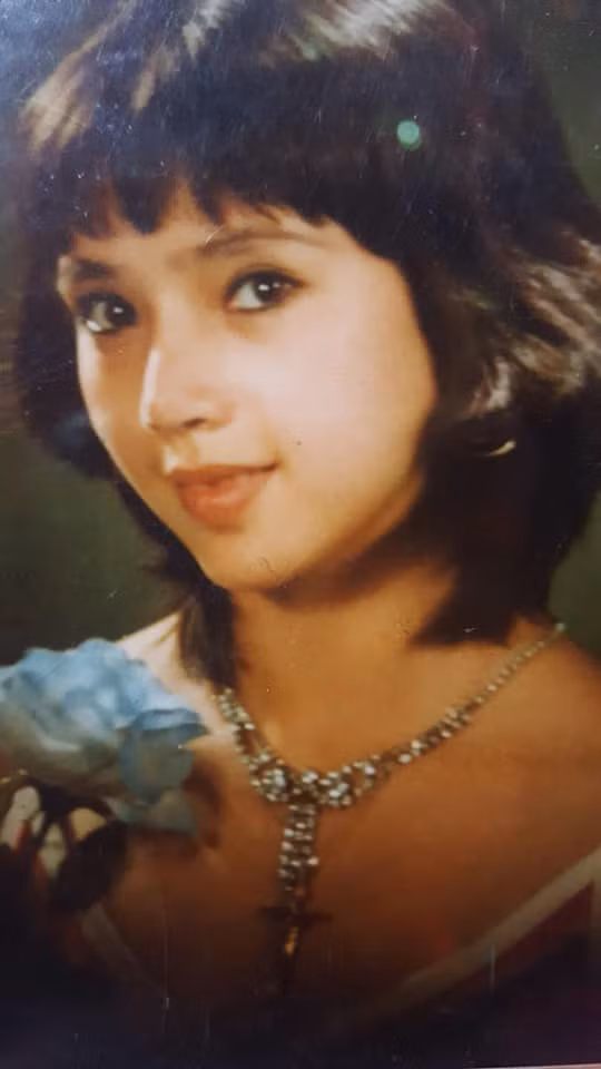 Nữ nghệ sĩ đẹp hút hồn với đôi mắt to tròn đen láy và đôi môi dày quyến rũ trong bức ảnh thời trẻ.